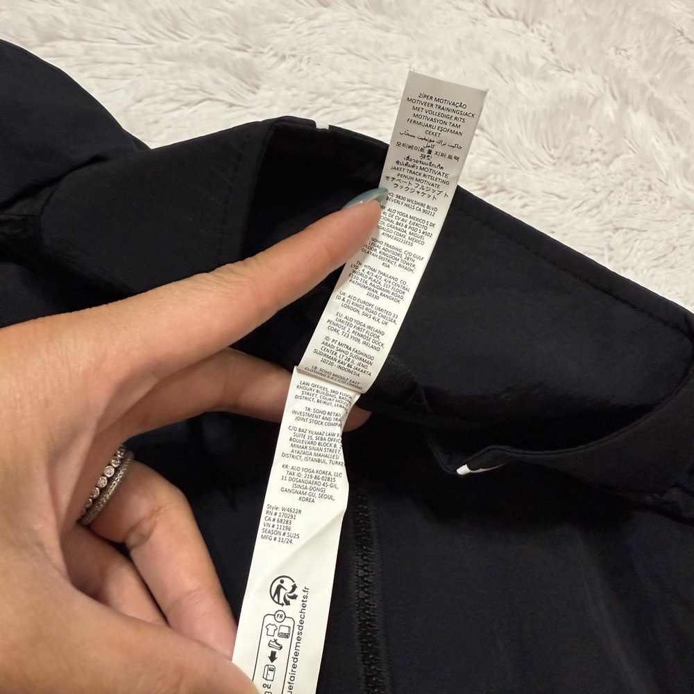 ALO Yoga Motivate Full Zip Up Jacket Black & White - Picture 10 of 12